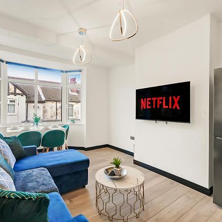 Stylish Yorkshire Gem - Sleeps 4 - Great Location Apartment Castleford Bagian luar foto